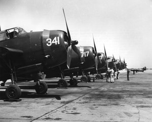 Kanta-aluksen koneet siirretään ranskalaisille Langley-lentokoneen kanssa, 1951 tekijältä Unbekannt