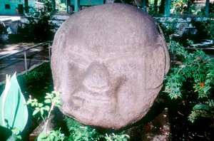 Kaiverrettu monoliittinen pää Monte Altosta, Guatemalasta, esikolumbialaisesta, esiklassisesta kaudesta, 1500-100 eaa. tekijältä Unbekannt