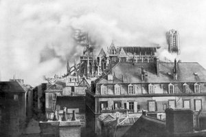 Reimsin katedraali palamassa saksalaisten pommitusten seurauksena, Ranska, 1914 tekijältä Unbekannt