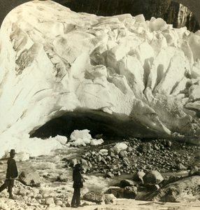 Valtavan Briksdal-jäätikön luolamainen suu, jossa sulava jää muodostaa vuoristovirtoja, Norja, 1905. tekijältä Unbekannt