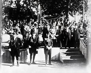 Seremonia arvohenkilöiden ja virkamiesten kanssa, c1914-c1918 tekijältä Unbekannt
