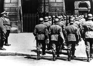 Vartijan vaihto Saksan päämajassa miehitetyssä Pariisissa, kesäkuussa 1940 tekijältä Unbekannt