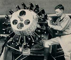 Charles Lindbergh tarkastamassa koneensa moottoria ennen transatlanttista lentoaan, 1927 c1937 tekijältä Unbekannt
