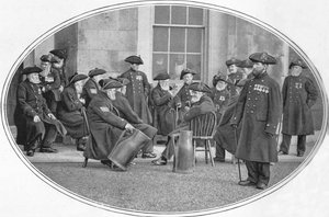 Chelsea Pensioners with black jacks, Lontoo, c1901 1901 tekijältä Unbekannt