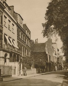Cheyne Walk, hillitty tie, joka katsoo joen yli, on täynnä muistoja, vuodelta 1935. tekijältä Unbekannt