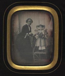 Lapsi seisoo tuolilla ja pitelee kukkia, äidin kanssa, c. 1855. tekijältä Unbekannt