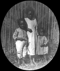 Lapset lähellä Petrópolista Brasiliassa 1800-luvun lopulla tai 1900-luvun alussa tekijältä Unbekannt