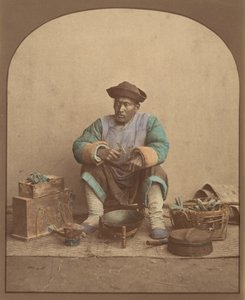 [Kiinalainen mies istuu työkalujen kanssa], 1870-luku. tekijältä Unbekannt