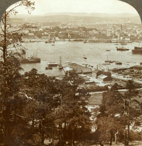 Christiania ja hänen vilkas satamansa, N.W. Ekebergin kuninkaallisesta palatsista oikealla, Norja, n. 1905. tekijältä Unbekannt
