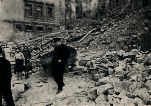 Churchill vierailee pahoinpidellyllä Maltalla, 1943, 1945. tekijältä Unbekannt