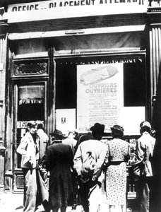 Pariisin kansalaisia saksalaisen työnvälitystoimiston ulkopuolella, 1940-1944 tekijältä Unbekannt