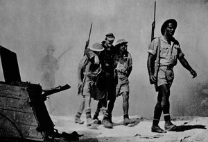 Lähikuva mahtavasta taistelusta. Australialaiset tuovat haavoittuneen vangin, 1942 1944 tekijältä Unbekannt