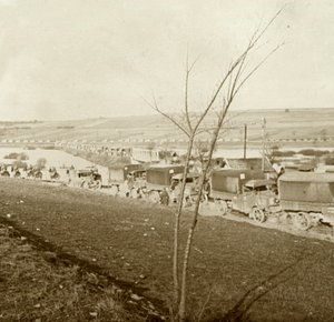 Kuorma-autokolonni Voice Sacréella, Verdunissa, Pohjois-Ranskassa, c1914-c1918. tekijältä Unbekannt