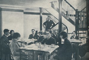 Mukavuutta matkustajille ja upean keskusohjauksen matkustamo, c1935 tekijältä Unbekannt