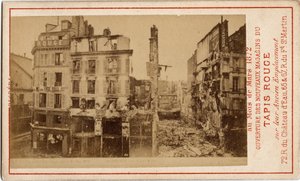 Commune de Paris (1871): Carpet Rougen tavaratalojen avaaminen, mainoskortti, joka näyttää rakennuksen vuotta aiemmin raunioina kommuunin aikana. Tulostus pahville Dim. 6,3 x 10 cm tekijältä Unbekannt