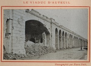 Commune de Paris (1871): näkymä Auteuil-sillalta Pariisissa toukokuussa 1871. Valokuva Pierre Pepetitista. Tulostus kartongille, himmennys. 9x5,4 cm tekijältä Unbekannt