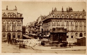 Pariisin kunta (1871) nähtynä Place Vendome -aukiolta tuhoutuneella pylväällä. Valokuvaus. Tulostus pahville Dim. 10,4x6,2 cm tekijältä Unbekannt
