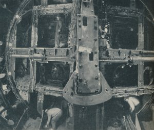 Yhdistetty Greathead Shield tuhoaa esteen kahden maan välillä, c1935 tekijältä Unbekannt