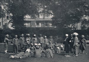 Toipuvia intialaisia sotilaita leikkimässä itäisillä nurmikoilla, c1915, 1939 tekijältä Unbekannt