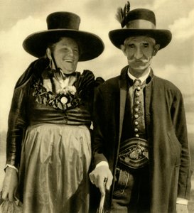 Pariskunta perinteisessä asussa, Sankt Lambrecht, Steiermark, Itävalta, vuodelta 1935. tekijältä Unbekannt