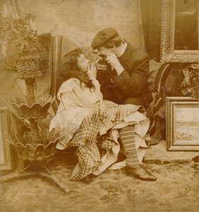 Pariskunta sytyttää savukkeen toisistaan, 1900 tekijältä Unbekannt