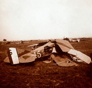 Törmäsi kone, c1914-c1918 tekijältä Unbekannt