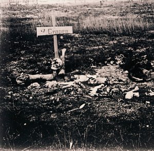 Risti ja ihmisjäännökset, c1914-c1918 tekijältä Unbekannt