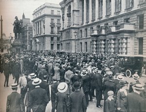 Väkijoukko odotti sotatoimiston edessä aamulla ennen sodan julistamista, 1914 tekijältä Unbekannt