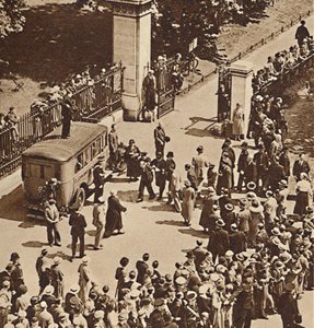 Yleisö katselee pidätettyä miestä, joka viedään poliisiautoon vuonna 1937 tekijältä Unbekannt