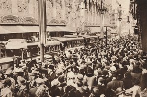 Väkijoukkoja Oxford Streetillä kuningas Yrjö VI:n kruunausta 1937 seuranneen juhlapäivän aikana tekijältä Unbekannt