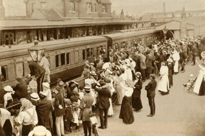 Väkijoukot heiluttavat joukkoja, jotka lähtevät taistelemaan ensimmäiseen maailmaan, sota, Iso-Britannia, 1914, 1935. tekijältä Unbekannt
