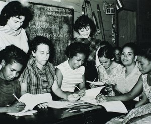 Kuuban vallankumous: naiset osallistuvat Fidel Castron lukutaitokampanjan järjestämiin koulutusohjelmiin maaseudulla, 1960-luvun alussa (m/v kuva) tekijältä Unbekannt