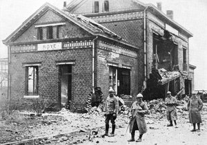 Vaurioitunut rautatieasema Royessa, Ranskassa, ensimmäinen maailmansota, 1918, c1920 tekijältä Unbekannt