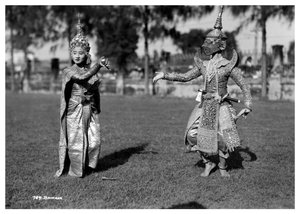 Tanssijat perinteisessä asussa, Bangkok, Thaimaa, 1900-luvun alku tekijältä Unbekannt