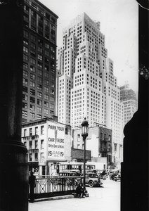 Standard Oil Companyn 40-kerroksinen rakennus ja oikealla tullin päämaja. New York. Noin 1935 tekijältä Unbekannt