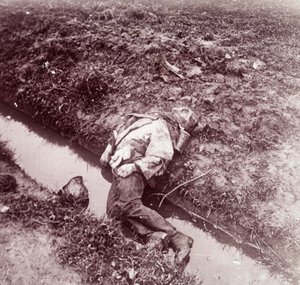 Kuollut saksalainen sotilas, Ypres, Flanderi, Belgia, c1914-c1918 tekijältä Unbekannt