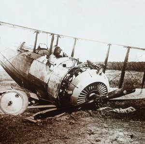 Kuollut lentäjä pudonneessa Salmson-koneessa, c1914-c1918 tekijältä Unbekannt