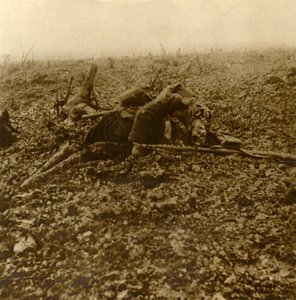 Kuollut sotilas kukkulalla 304, Verdunin taistelun jälkeen, Pohjois-Ranskassa, 1916 tekijältä Unbekannt