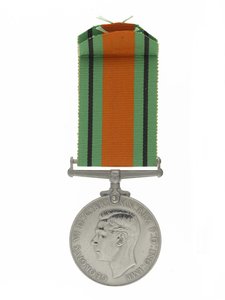 Puolustusmitali 1939-45 (nikkeli ja silkki) tekijältä Unbekannt