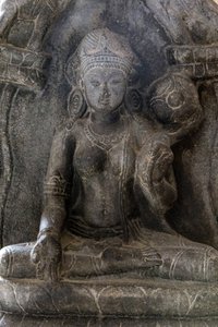Delhin kansallismuseo. Gaja-Lakshmi (norsut suihkuttavat vettä jumalatar Lakshmin päälle). Pala, 9. vuosisadalla jKr. Bihar. Kivi. Yksityiskohta. Intia. tekijältä Unbekannt