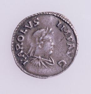 Kaarle Suuren Denier (742-814) etupuoli, jossa on muotokuva Kaarle Suuresta, Quentovic Mint 768-814 (hopea) (kääntöpuoli katso: 110164) tekijältä Unbekannt