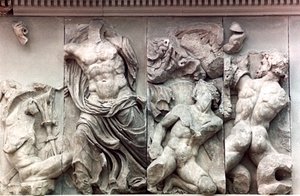 Yksityiskohta Pergamon-alttarin suuresta friisistä, 180-159 eKr tekijältä Unbekannt