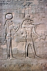 Yksityiskohta Sekhmetin ja Khnumin reliefistä, Khnumin temppeli, Ptolemaios ja roomalainen aika tekijältä Unbekannt