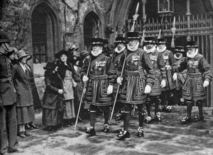 Yeomen Wardersin toimesta Maundy Moneyn jakaminen, Tower of London, 1926-1927 tekijältä Unbekannt