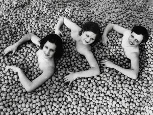 Kolme nuorta naista kylpee saksanpähkinämeressä. Amerikka. 1932 tekijältä Unbekannt