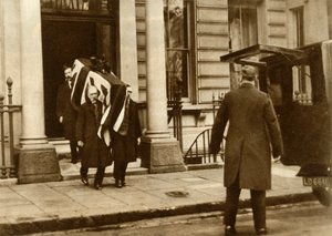 Earl Haigsin arkkua kannettiin talosta, jossa hän kuoli, Lontoossa 29. tammikuuta 1928, 1935. tekijältä Unbekannt