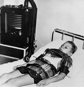 Yksitoista vanha poika rautakeuhkoissa, Beaujonin sairaala, Pariisi, c1947-1951 tekijältä Unbekannt