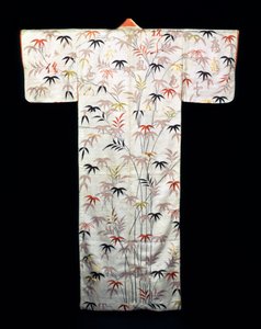 Brodeerattu valkoinen satiininen naisten kimono, japanilainen, Edo-kausi, 1600-1867 tekijältä Unbekannt