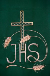 Brodeeraus Maria SS:ssä, Assuntan kirkko: Jeesus Kristus -kristogrammi tai monogrammi, Galatone, Italia tekijältä Unbekannt