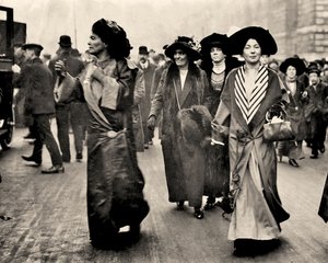 Emmeline Pethick Lawrence ja Christabel Pankhurst, n. 1908 (kuva) tekijältä Unbekannt